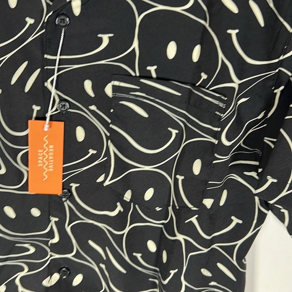Negative Space Smiley Face Button Up Shirt Mens Size S - Picture 2 of 4